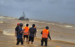 Bão số 10 đổ bộ: Nhiều tuyến giao thông tắc nghẽn, khẩn cấp tìm 3 thuyền viên mất tích