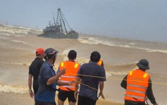 Hai tàu cá với 11 thuyền viên gặp nạn khi đang vào bờ tránh bão ở Quảng Trị