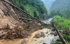 Nhiều tuyến đường ở Lào Cai bị sạt lở, giao thông chia cắt sau bão số 10