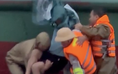 Thanh Hóa: Một thuyền viên bị co giật trên sông Mã được CSGT đưa vào bờ an toàn