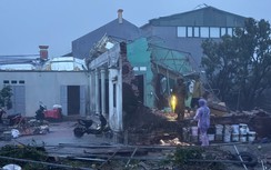 Bão số 10: Nhiều ngôi nhà đổ sập, đã có thiệt hại về người