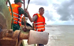 Kịp thời cứu vớt 2 thuyền viên chìm tàu trên biển Cà Mau