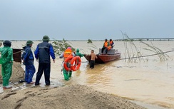 Nghệ An: Xuyên bão cứu người dân mắc kẹt trên sông Lam