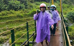 Đà Nẵng: Đường sạt lở do bão, cán bộ xã thay nhau khiêng võng đưa bệnh nhân Lào về nhà