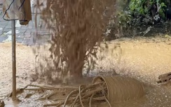 Hà Nội: Khắc phục sự cố bùn phun trào trên phố Quốc Tử Giám