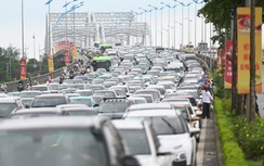 Vì sao hàng nghìn ô tô bị ùn ứ hàng km quanh Trung tâm Triển lãm quốc gia?