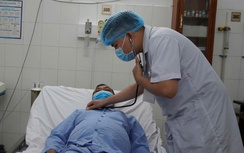 Hy hữu người đàn ông "bỏ quên" hạt sapôchê 10 năm trong phế quản