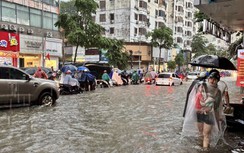 Phụ huynh Hà Nội bì bõm đón con, nhiều trường học sắp xếp chỗ ăn nghỉ miễn phí cho học trò