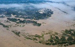 Hàng nghìn hộ dân Lào Cai rời nhà chạy lũ, nhiều nơi ngập sâu tới 2m, giao thông tê liệt