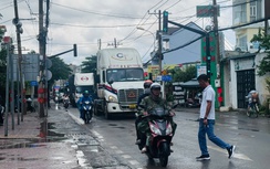 Cận cảnh tuyến đường vừa đội vốn hơn 1.000 tỷ đồng: Xe máy nơm nớp bên các cỗ xe khổng lồ