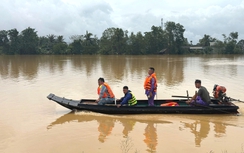 Thanh Hóa: Chèo thuyền vượt nước lũ, bà tử vong, cháu mất tích