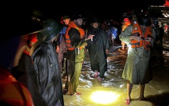 Công an Thanh Hóa “trắng đêm” giúp dân vùng ngập lụt đi sơ tán