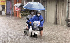 Nhiều đường phố ở Hà Nội ngập sâu do mưa lớn