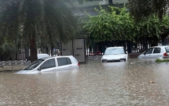 Nhiều tuyến đường tại Thái Nguyên tê liệt, ô tô "chết chìm" trên đường sau mưa lớn