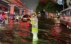 Công an Hà Nội lội nước hỗ trợ người dân trong mưa lũ