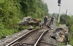 Thông tuyến đường sắt Bắc - Nam qua Quảng Trị sau vụ đá rơi làm xô lệch đường ray