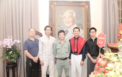 Diễn viên phim "Mưa đỏ" dâng hương tưởng nhớ Đại tướng Võ Nguyên Giáp