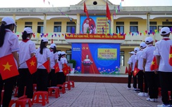 Học sinh khai giảng giữa ngổn ngang sau bão số 5 ở Hà Tĩnh