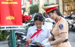 CSGT Hà Nội phát tờ rơi, nhắc nhở phụ huynh và học sinh không vi phạm giao thông