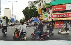 Nhóm thanh niên không đội mũ bảo hiểm, vượt đèn đỏ ở TP.HCM