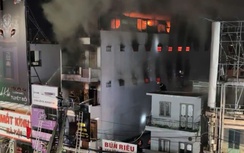 Lửa bốc cháy dữ dội tại căn nhà 4 tầng ở Nha Trang