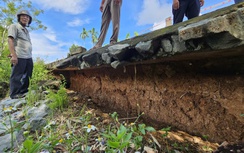 Huế: Bờ sông Bồ sạt lở ăn sâu vào tuyến đường bê tông, người dân thấp thỏm lo sợ