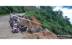 Mưa lớn gây sạt lở nghiêm trọng tỉnh lộ phía Tây Quảng Ngãi