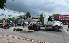 Xe đầu kéo ôm cua va chạm xe máy, người phụ nữ tử vong thương tâm