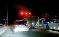 TP.HCM: Xe đầu kéo vượt đèn đỏ, tài xế có thể bị phạt đến 20 triệu đồng