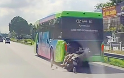 Xe máy bất ngờ đâm phía sau xe buýt