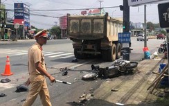 TP.HCM: Dừng chờ đèn đỏ, nhiều xe máy bất ngờ bị xe tải tông từ phía sau