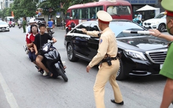 CSGT Hà Nội xử lý nhiều học sinh vi phạm “ba không” khi đi xe máy đến trường