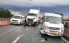 TP.HCM: Cầu Phú Hữu ùn tắc nghiêm trọng sau va chạm liên hoàn giữa 4 xe