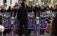 Cháy gần đường ray khiến đường sắt kết nối sân bay Heathrow ở Anh hỗn loạn