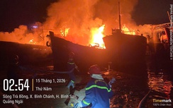 Bốn tàu cá Quảng Ngãi bốc cháy dữ dội trong đêm