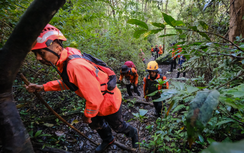 Rơi máy bay tại Indonesia: Nghi phương tiện đâm vào sườn núi