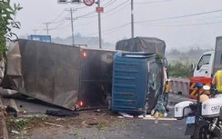 Xe tải lật trên đường Phan Văn Khải, cửa ngõ Tây Bắc TP.HCM ùn tắc nhiều giờ
