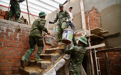 Gia Lai: Bộ đội "ăn Tết" trên công trường để dựng nhà cho dân