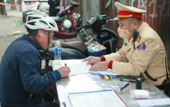 CSGT Hà Nội làm việc xuyên tết Dương lịch, phát hiện người đi xe đạp vi phạm nồng độ cồn
