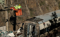 Tai nạn tàu cao tốc ở Tây Ban Nha: Huy động máy móc hạng nặng tìm thi thể nạn nhân