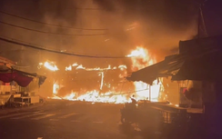 TP.HCM: Cháy lớn trong đêm, nhiều căn nhà ở phường Bình Đông bị thiêu rụi