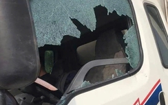 Khởi tố đối tượng dùng đá ném vỡ kính xe tải của hàng xóm