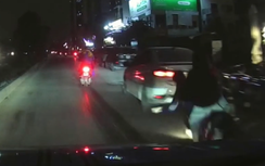 Ô tô dừng giữa đường, xe máy phanh gấp ngã lăn