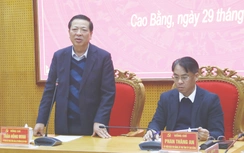 Bộ trưởng Trần Hồng Minh trao quà Tết cho người nghèo tỉnh Cao Bằng