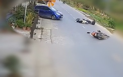 Ô tô bất ngờ từ ngõ nhỏ lao ra, người đi xe máy phanh gấp, ngã liên hoàn