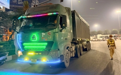 Cảnh sát xử lý loạt xe tải "độ" đèn, bấm còi hơi náo loạn đường phố Hà Nội