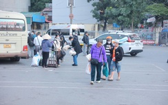 Người dân tay xách nách mang trở lại Hà Nội, bến xe đông đúc