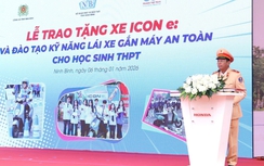 Công an tỉnh Ninh Bình phối hợp trao tặng xe Honda ICONe cho học sinh