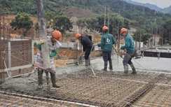 Giữa giá rét 10°C, hàng trăm công nhân tăng ca, bám tiến độ dự án trường nội trú Phong Thổ