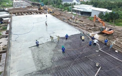 Đang di dời đường điện cao thế trên cao tốc Cao Lãnh - An Hữu